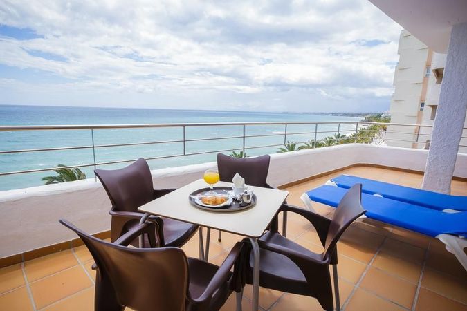 Nyd livet på Puerto Azul Marbellas terrasse