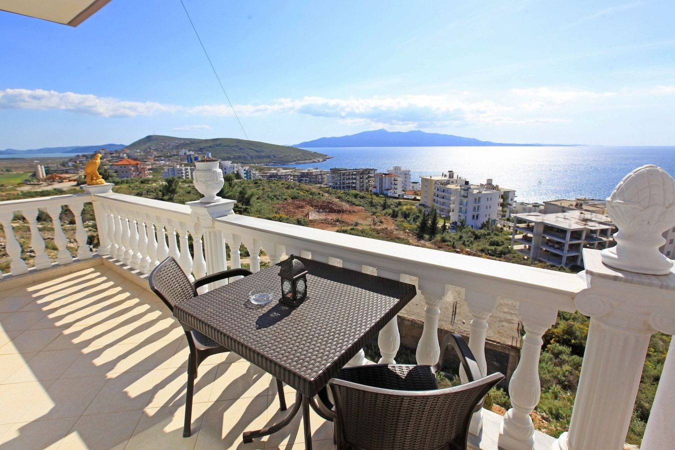 På Hotel Keos i Saranda kan du booke værelser med balkon og havudsigt.