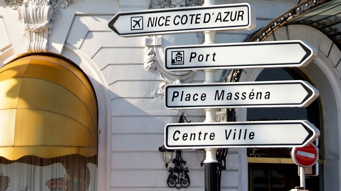 Skiltene i Nice viser vej til både lufthavnen, havnen og centrum