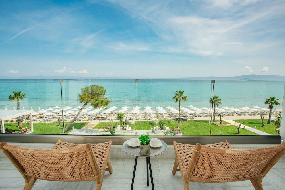 Blue Carpet Luxury Suites - Image 7