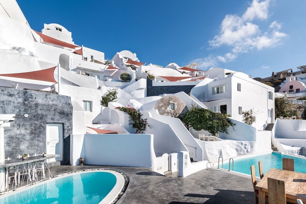 Andronis Boutique Hotel er smukt beliggende på en klippe på Santorini og byder på flere pools og smukke udsigter.