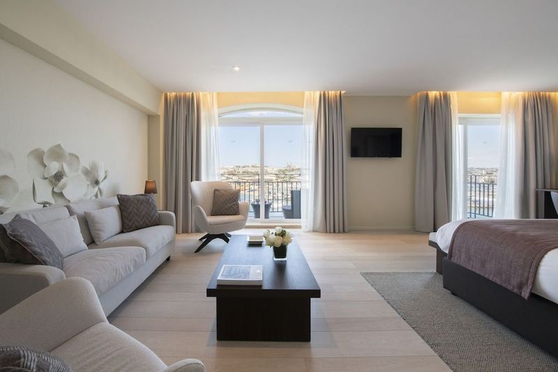 The Waterfront Hotel - Image 1