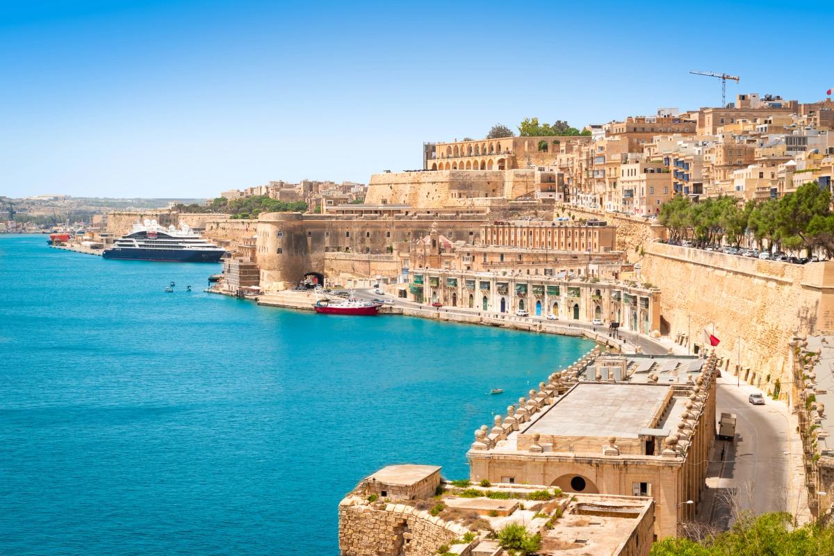 Utsikt over havnen og det azurblå havet i Valletta på Malta