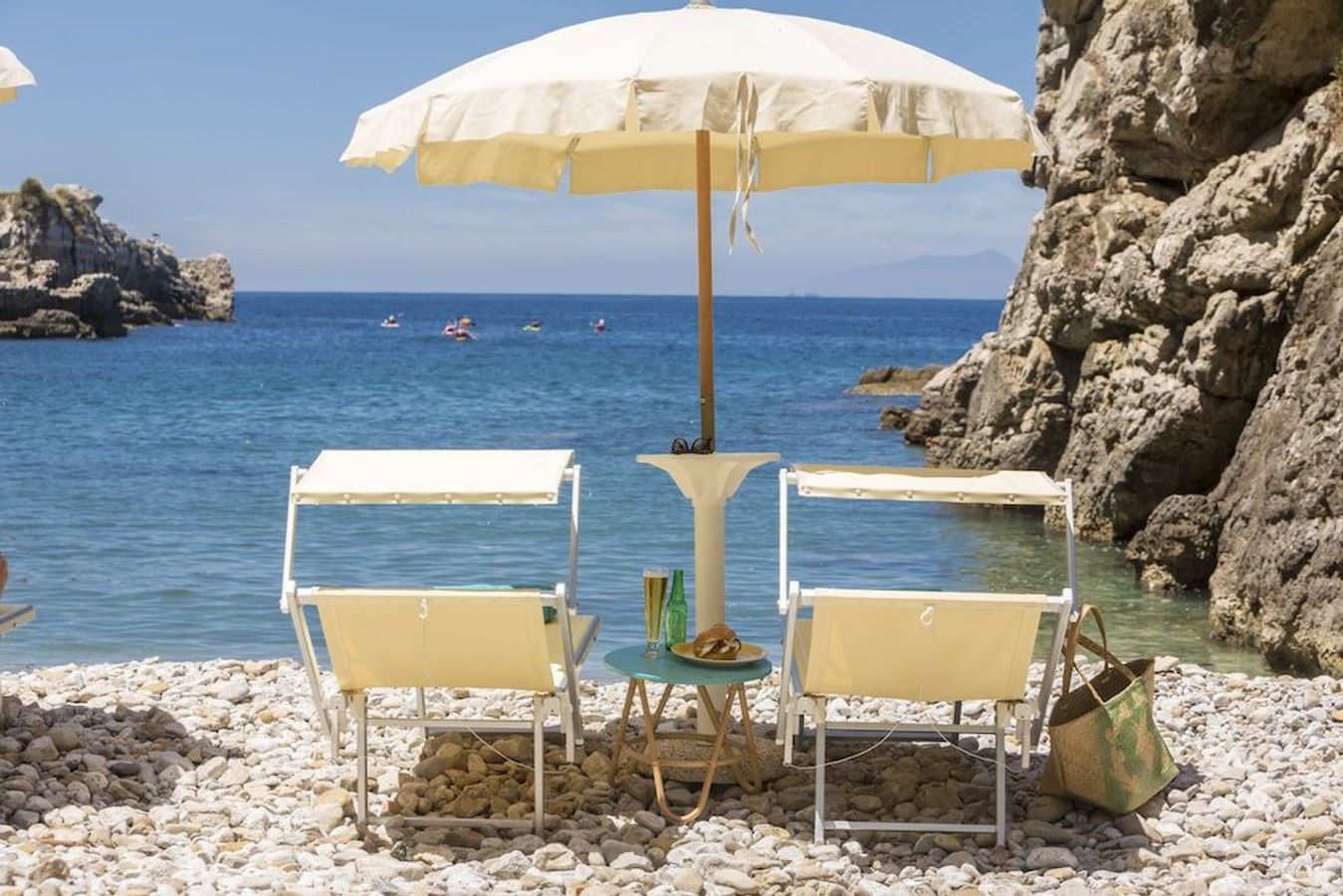 Slap af på den private strand på Relais Regina Giovanna uden for Sorrento