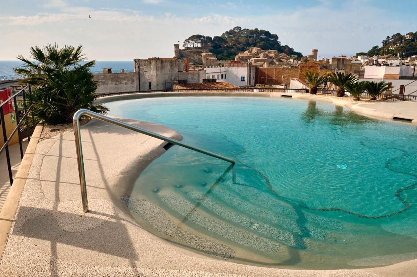 Hotel Delfin tilbyder en dejlig tagterrasse med en laguneformet pool i Tossa de Mar på Costa Brava.