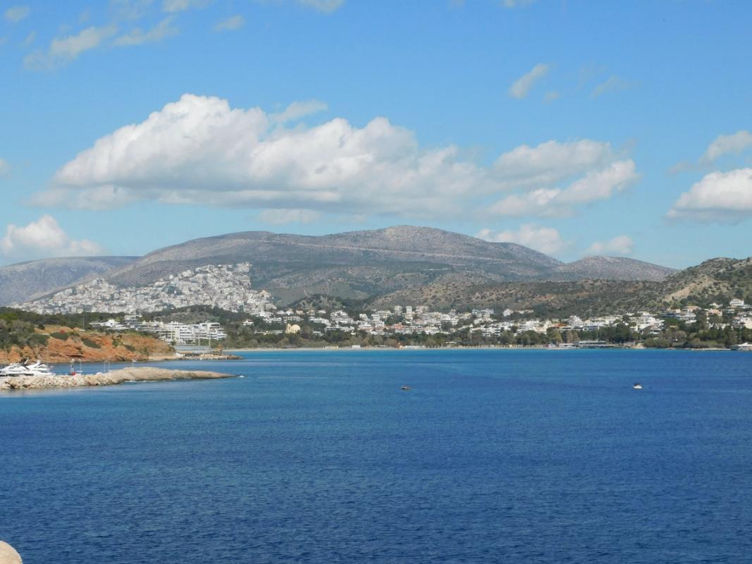 Rett sør for Athen på Athens riviera ligger Vouliagmeni med deilige strender