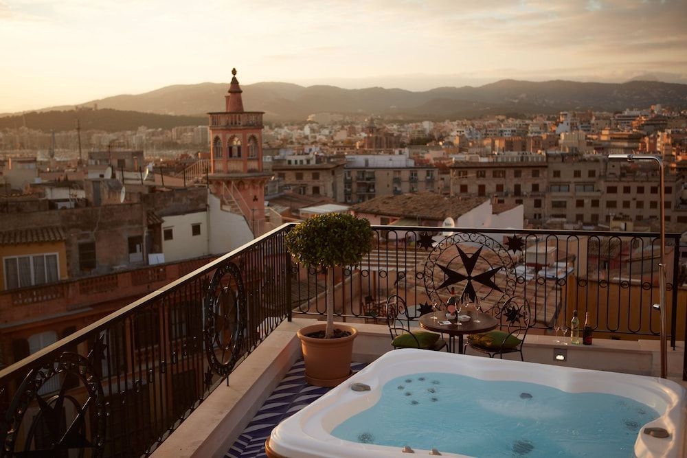Nyd et øjebliks afslapning på tagterrassen på Hotel Cort i Palma.