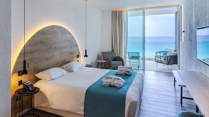 Flamingo Paradise Beach Hotel - Image 6