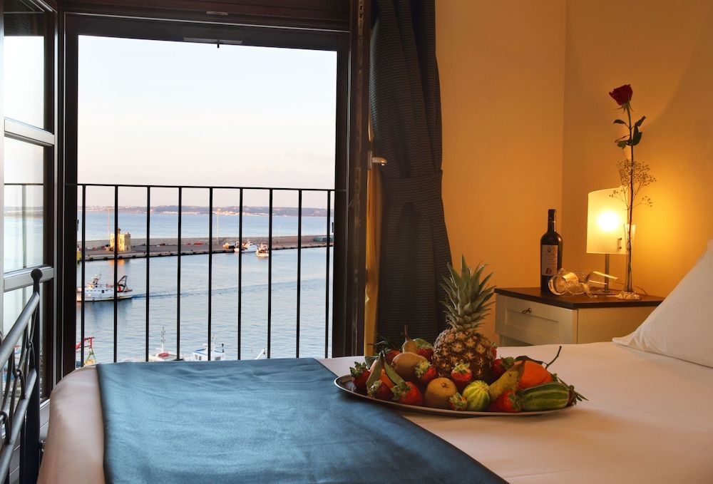 Al Pescatore Hotel & Restaurant tilbyr rom med utsikt mot havet i Gallipoli