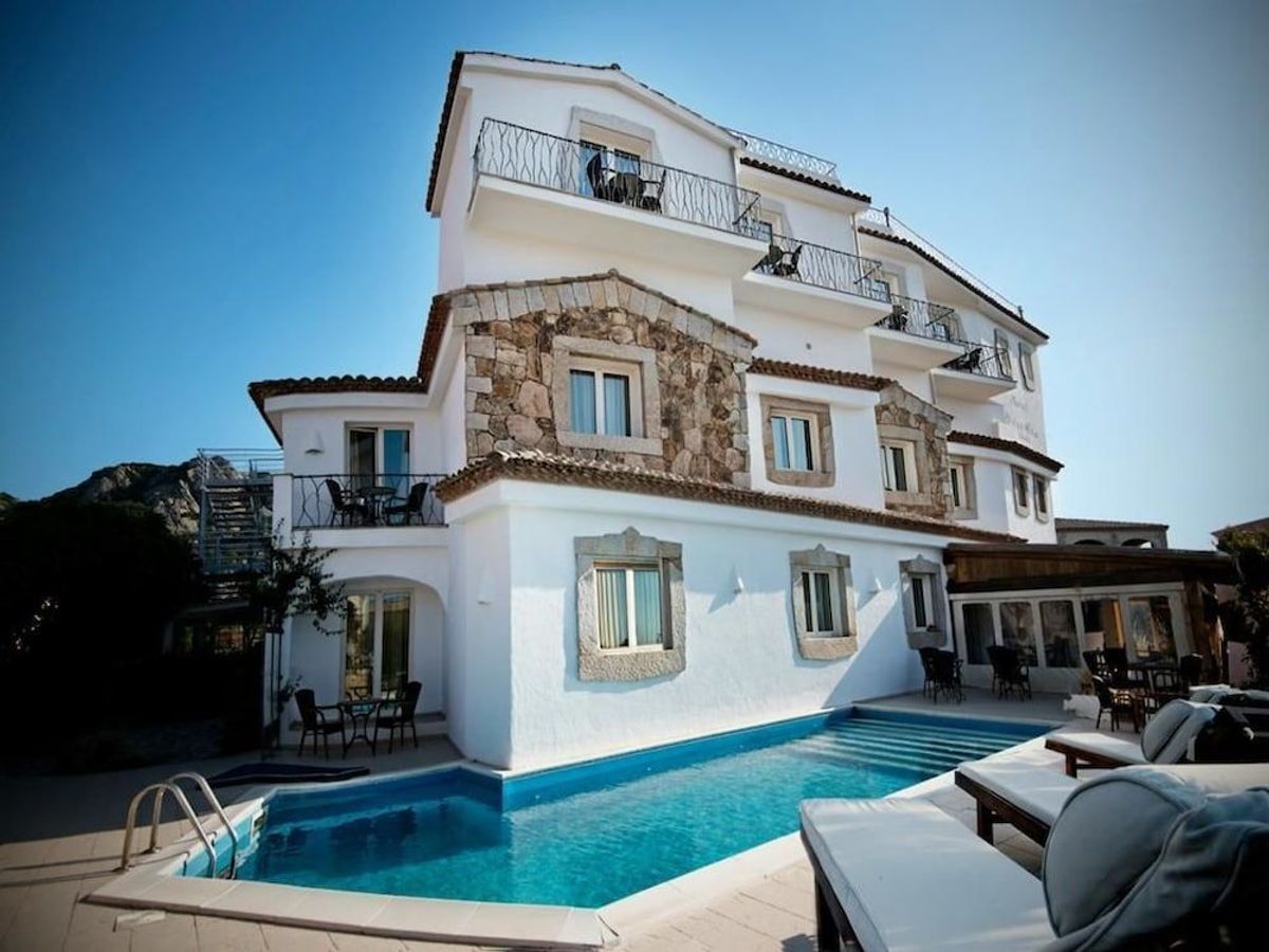 Slap af ved poolen på Dolce Vita Hotel uden for Porto Cervo, Sardinien.