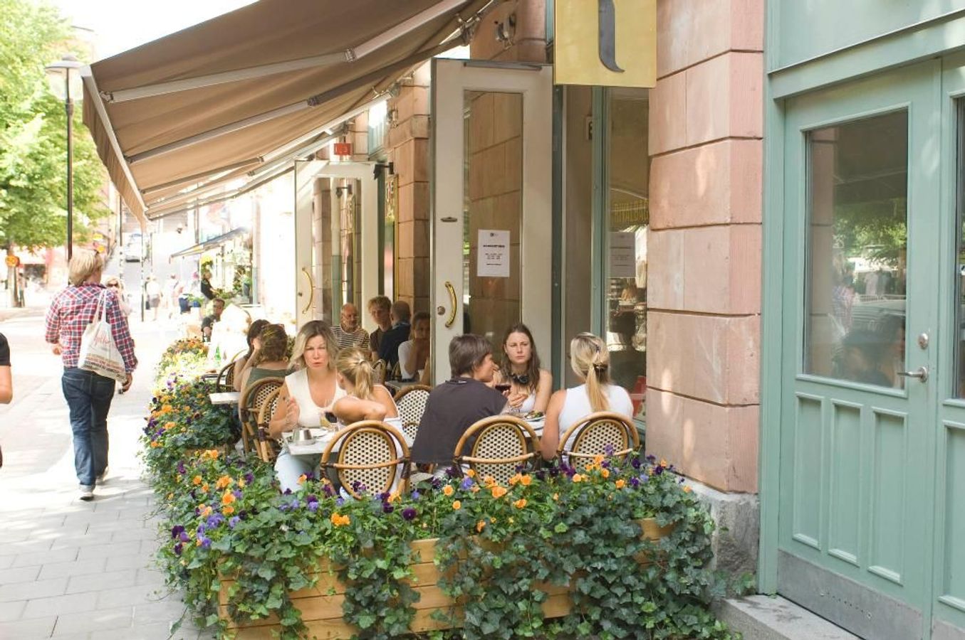 På Hotel Rival kan du sette deg til bords midt på Mariatorget på Södermalm i Stockholm.