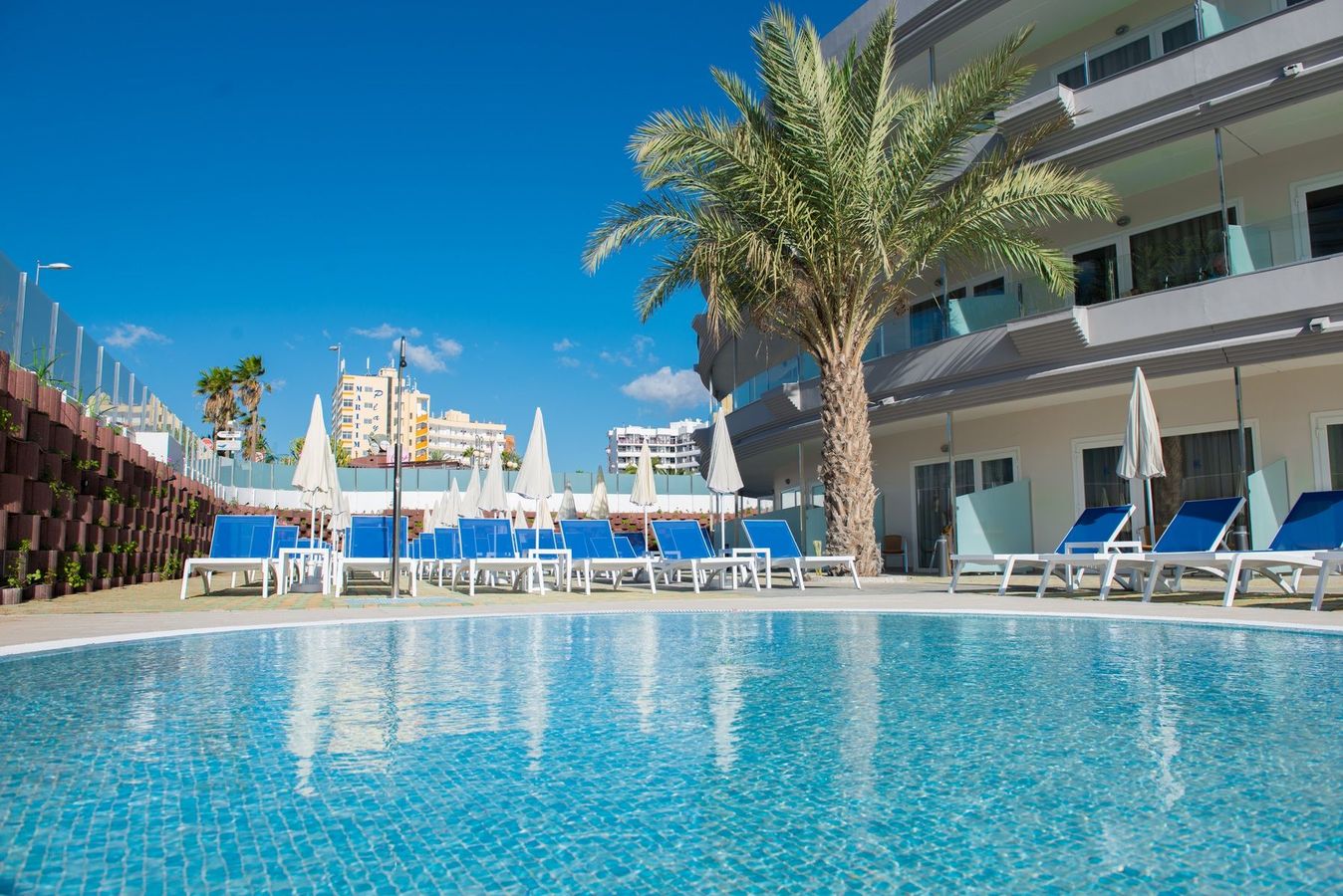 På HL Suitehotel Playa del Ingles kan du nyte hyggelige stunder ved bassenget og nær stranden i Playa del Ingles.