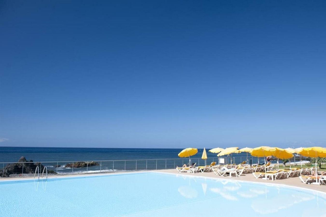 Orca Praia ligger på en klippe uden for Funchal på Madeira og har en stor pool med udsigt over havet.