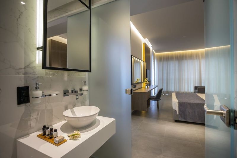 Cavo Maris Beach Hotel - Image 8