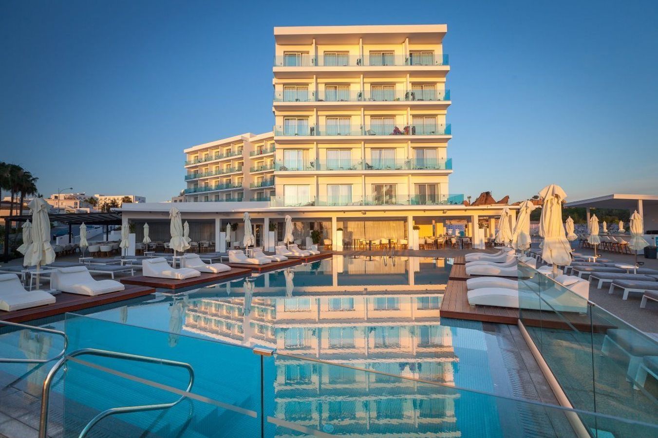 Blue Ivy Hotel And Suites i Protaras, Cypern har et indbydende poolområde, hvor du kan nyde solen fra morgen til aften.