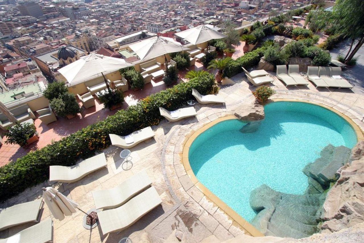 Hotel San Francesco al Monte ligger i et gammelt kloster i Napoli og har både pool og restaurant