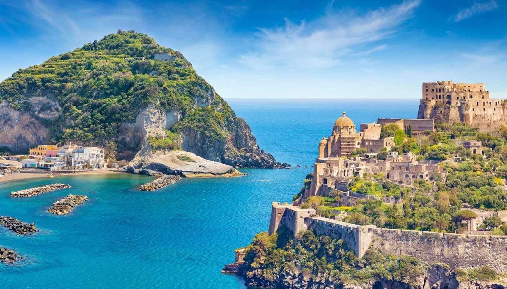 Utsikt över Neapelbukten och fästningen Castello Argonese i Porto d'Ischia, Italien