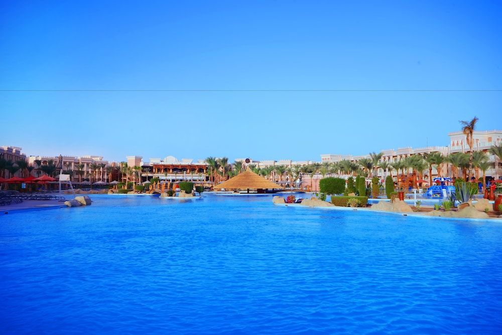 Tag en dukkert i den store pool på Pickalbatros Palace Resort i Hurghada