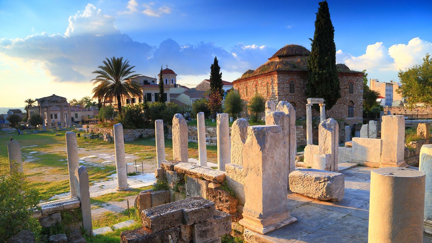 Gamle ruiner i den historiske hovedstaden Athen i Hellas