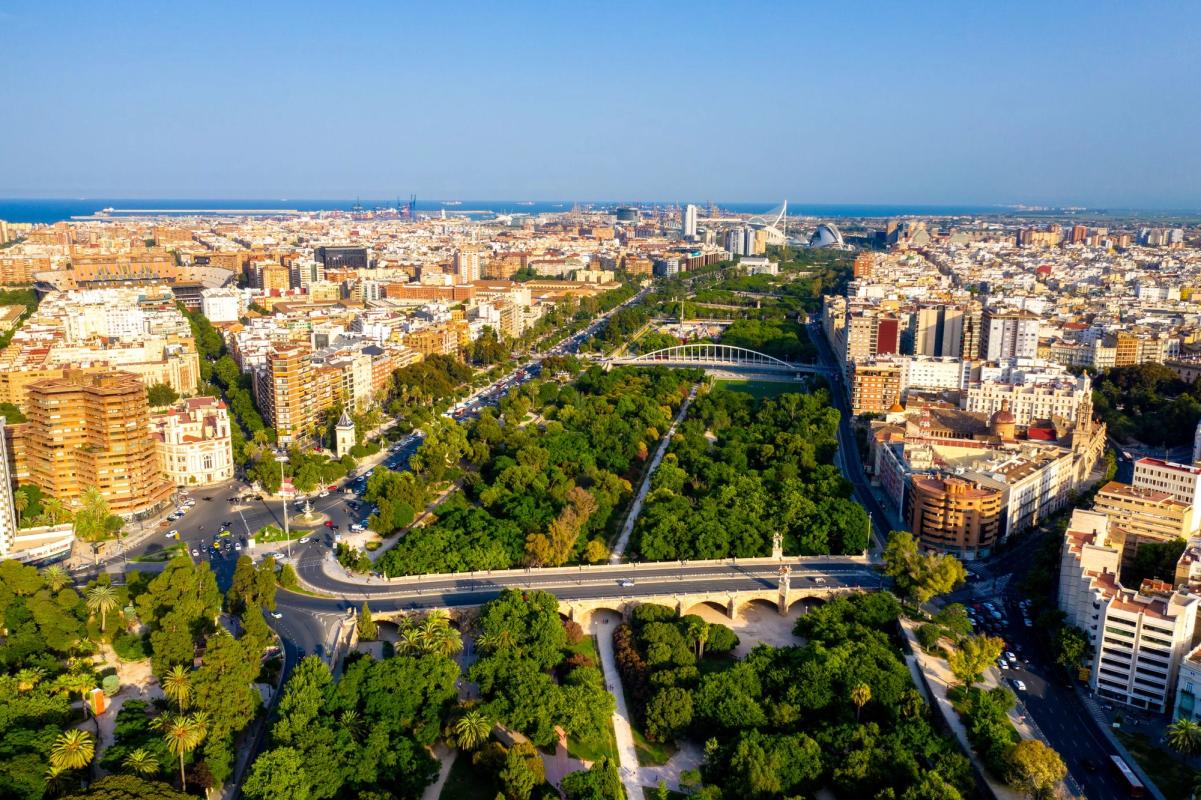 Udsigt over Valencia med parken som deler byen og havet i bagrunden.