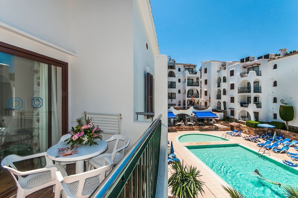 Bestill en leilighet med eget kjøkken og tilgang til bassenget på FlipFlop Surfing Playa Apartments i Santa Ponsa, Mallorca