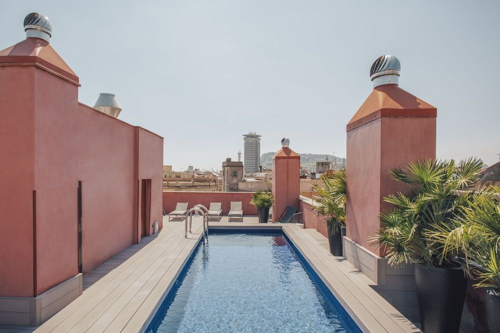Bo i selve hjertet av Barcelona på et hotell med svømmebasseng og leiligheter