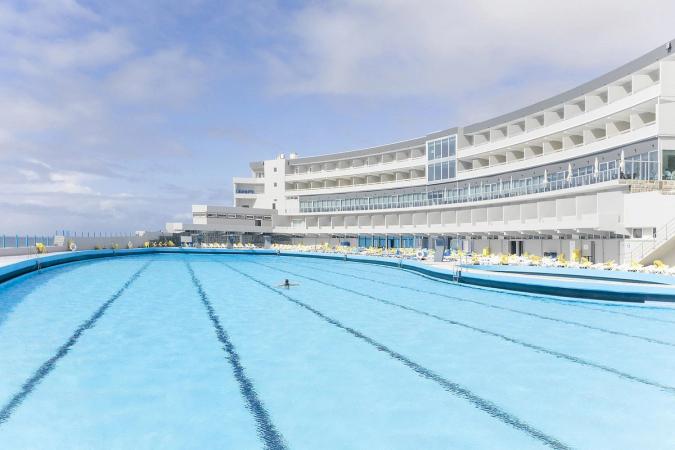 Arribas Sintra Hotel ligger 20 minuter från Sintra, och erbjuder rum med havsutsikt och tillgång till en stor saltvattenpool.