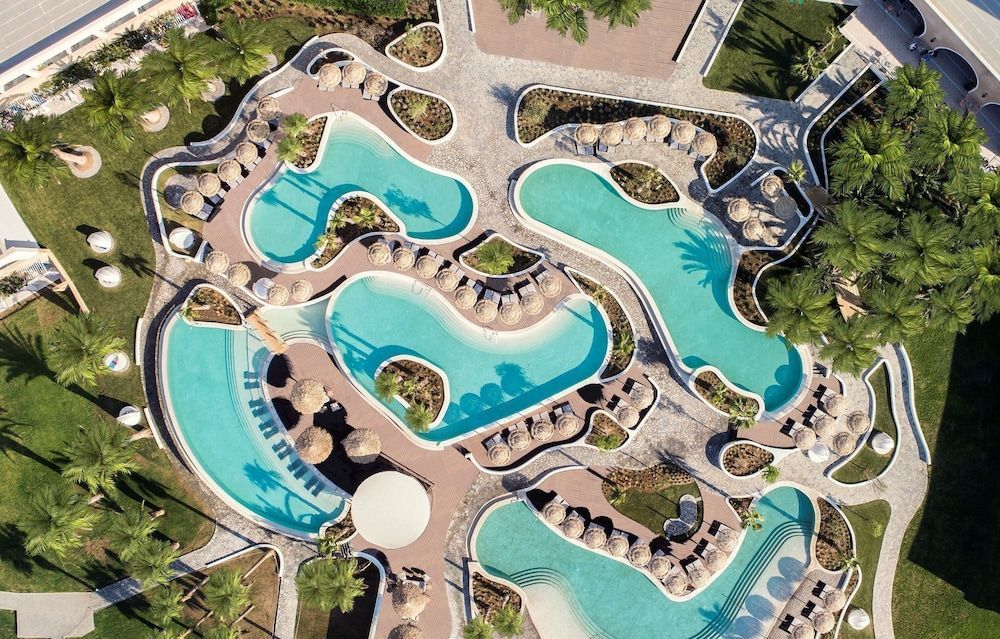 På Mitsis Norida Beach Hotel på Kos har du tillgång till hela fem pooler och flera andra faciliteter för stora som små.