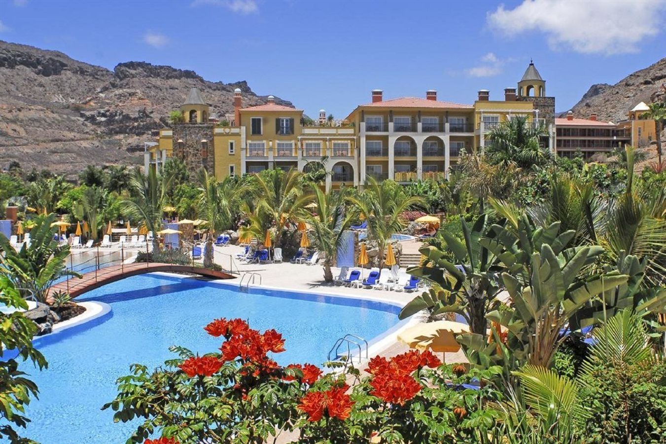 Koppla av i de grönskande omgivningarna på Hotel Cordial Mogan Playa på Gran Canaria.