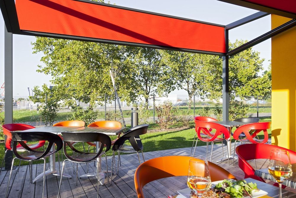 Comfort Hotel Expo Colmar ligger utenfor sentrum av Colmar med nær tilgang til områdets vinrute.