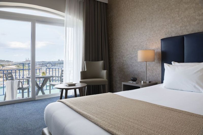 The Waterfront Hotel - Image 4