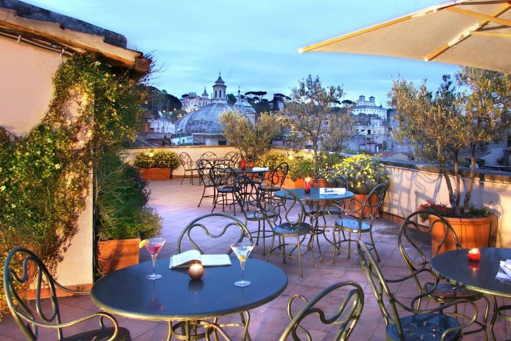 Hotel Locarno tilbyder en dejlig tagterrasse med smuk udsigt over Roms tage.