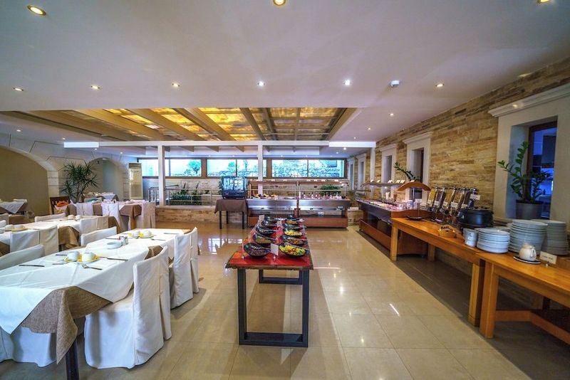 Macaris Suites & Spa - Image 7
