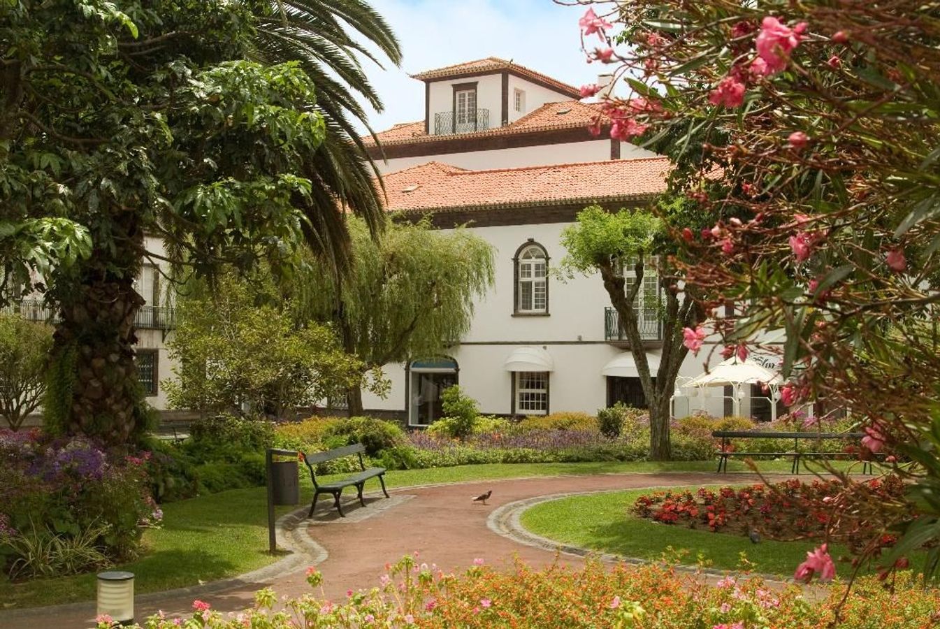 Hotel Talisman ligger i en smuk bygning fra det 18. århundrede i det centrale Ponta Delgada og tilbyder en pool på taget.