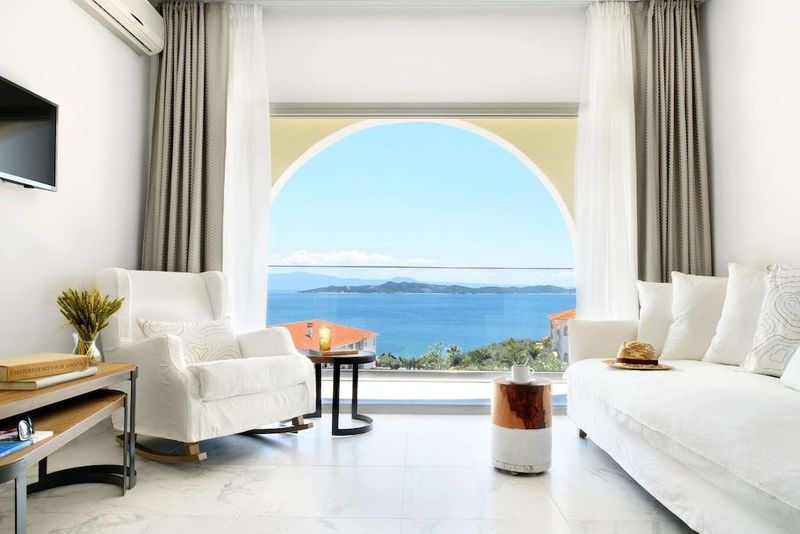 Akrathos Beach Hotel - Image 2