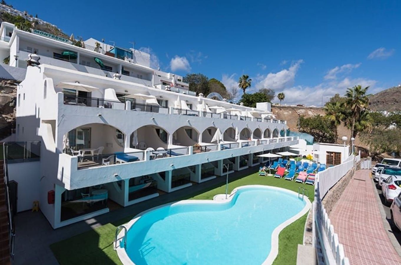 eo Hotel Corona Cedral tilbyder lejligheder i Puerto Rico, Gran Canaria, og har også et fælles poolområde.