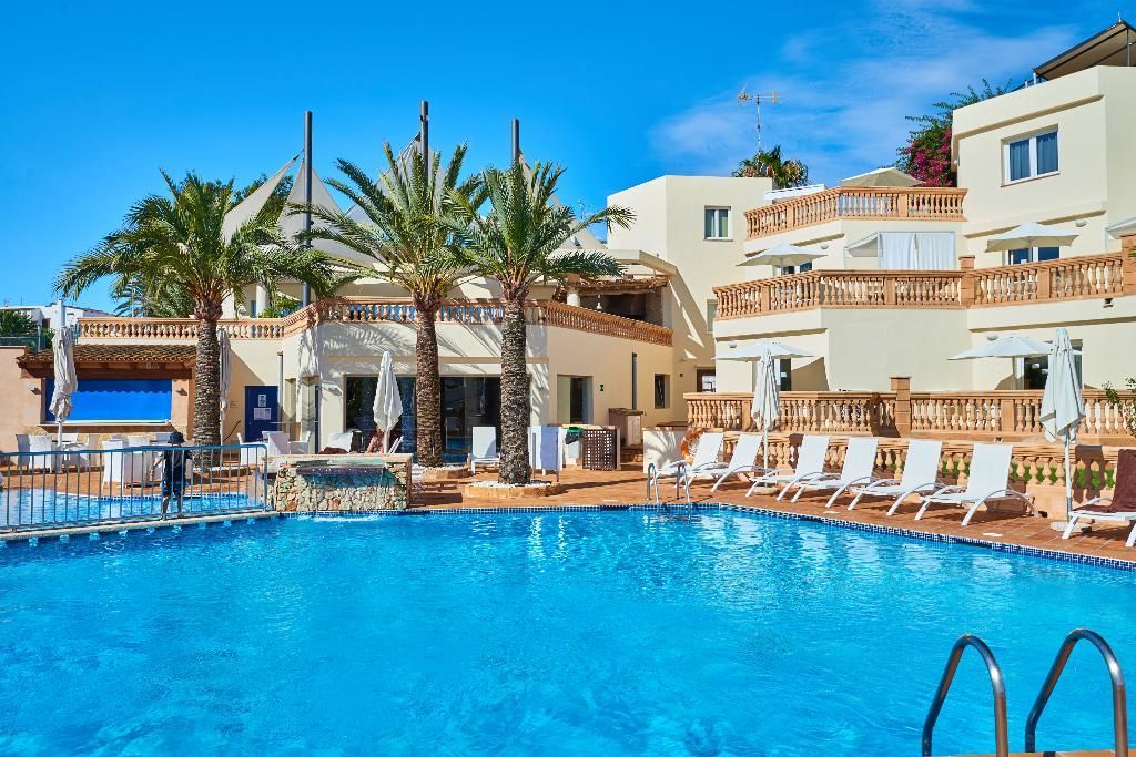 Azul Playa tilbyder ferielejligheder med fælles pool i Cala d'Or på Mallorca.