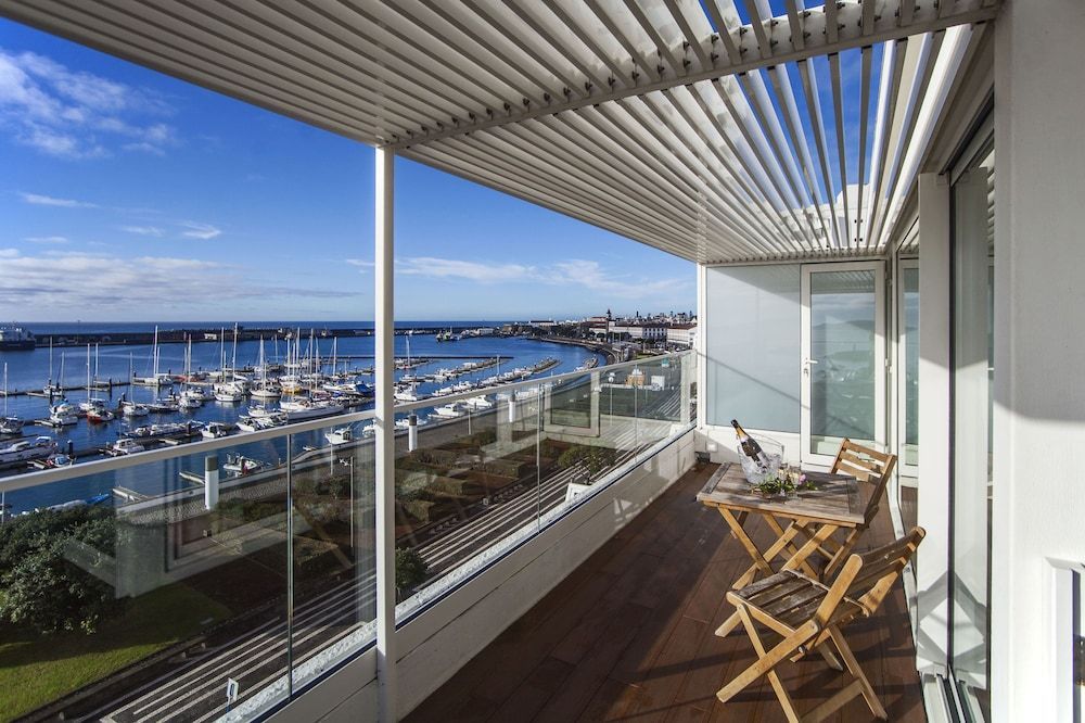 Hotel Gaivota har utsikt over marinaen til Ponta Delgada på Azorene, og tilbyr rom med balkong.