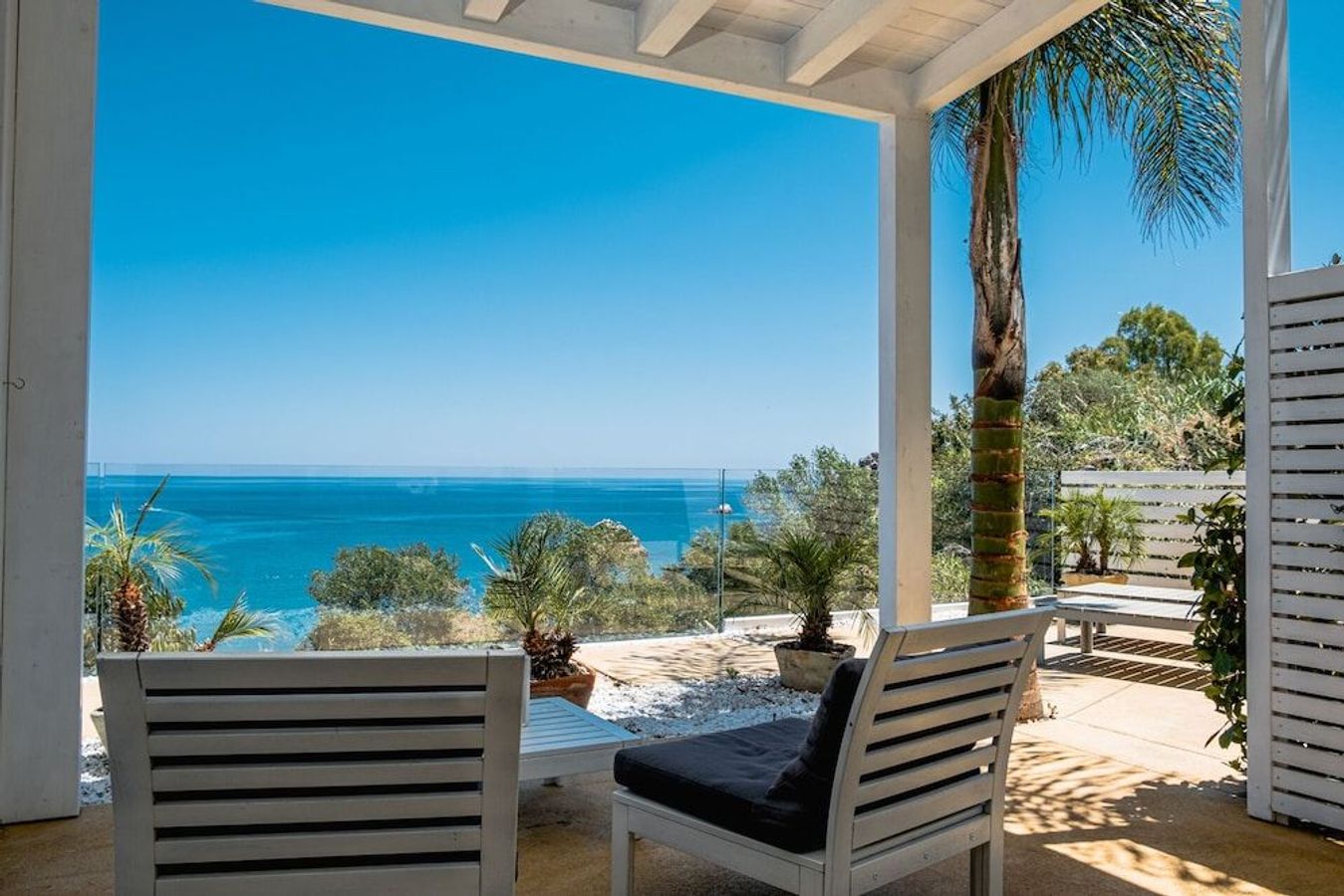 På A Tonnara kan du bestille bord med utsikt over havet utenfor Cefalù.