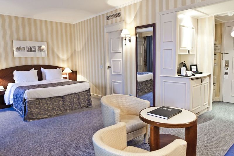 Le Chatelain Hotel - Image 2