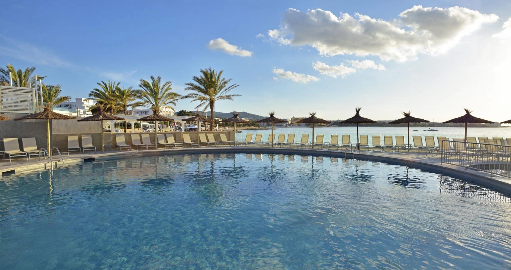 Alua Hawaii Ibiza ligger med smuk udsigt over San Antonio-bugten på Ibiza og har et stort, dejligt poolområde.