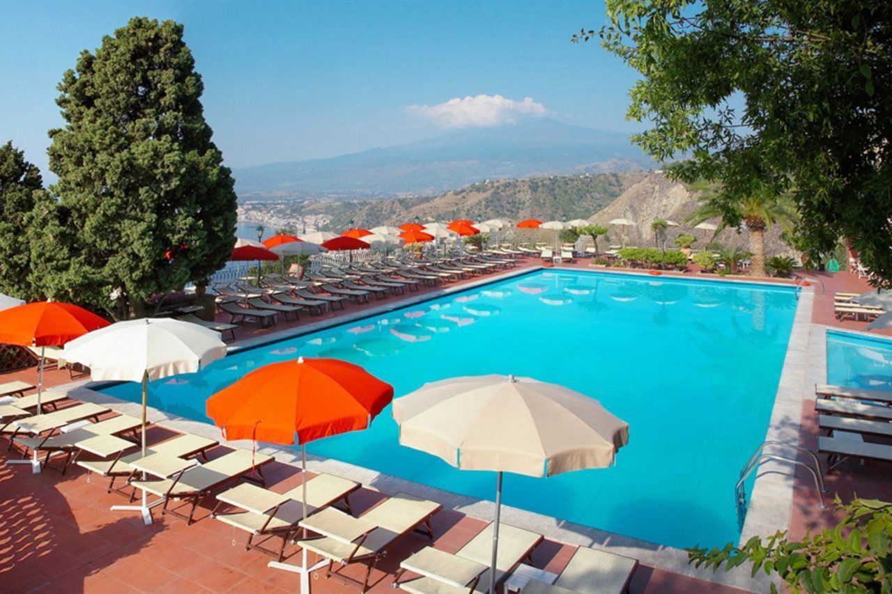 Hotel Villa Diodoro ligger i Taorminas højder og har en dejlig pool og solterrasse med udsigt over havet.