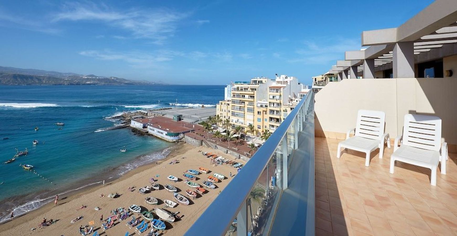 NH Imperial Playa ligger lige ved stranden i Las Palmas og tilbyder værelser med balkon og havudsigt.
