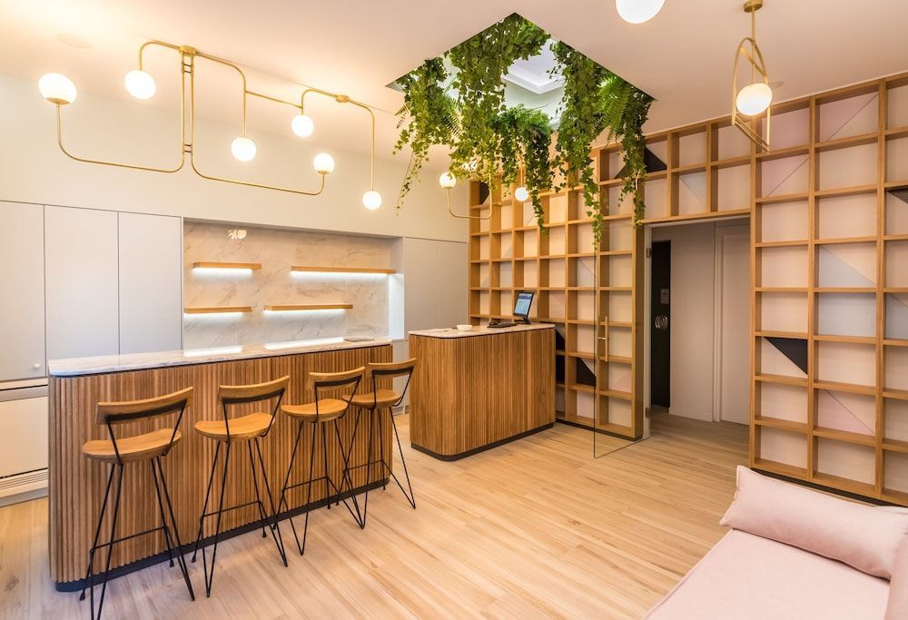 Allure Central Boutique Hotell ligger centralt i Lefkada på Lefkas och erbjuder vacker inredning i rum och allmänna utrymmen.