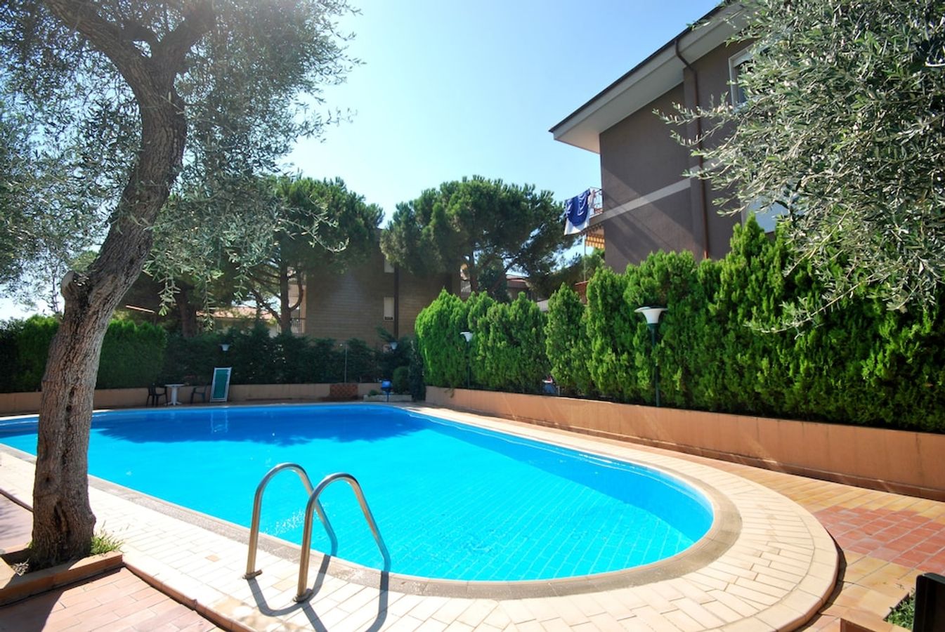 Residence Orchidea ligger i Diano Marina i Ligurien og tilbyder ferielejligheder med adgang til en pool.
