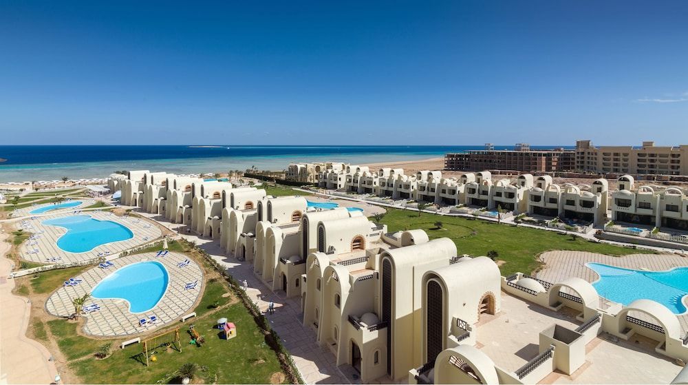 GRAVITY Hotel & Aqua Park Sahl Hasheesh ligger på en privat strand i Egypt