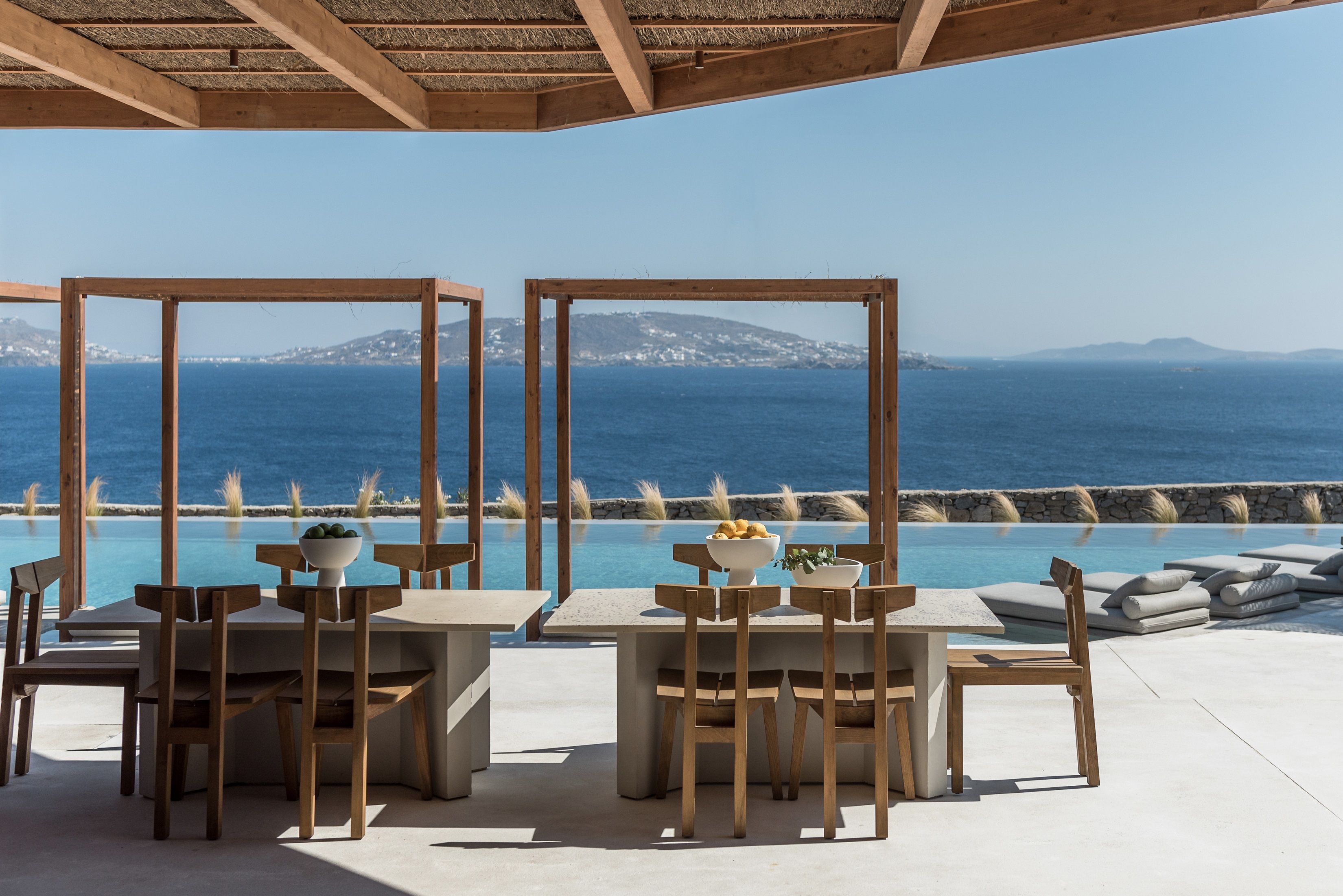 På Rocabella Mykonos Hotel bor du på ett vackert inrett hotell, där naturen runt om och det glittrande havet är en del av upplevelsen.