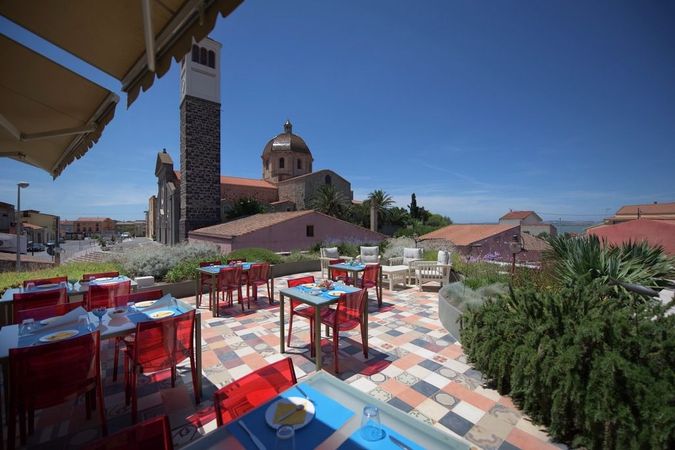 Nyd tilværelsen på Aquae Sinis Albergo Diffusos terrasse