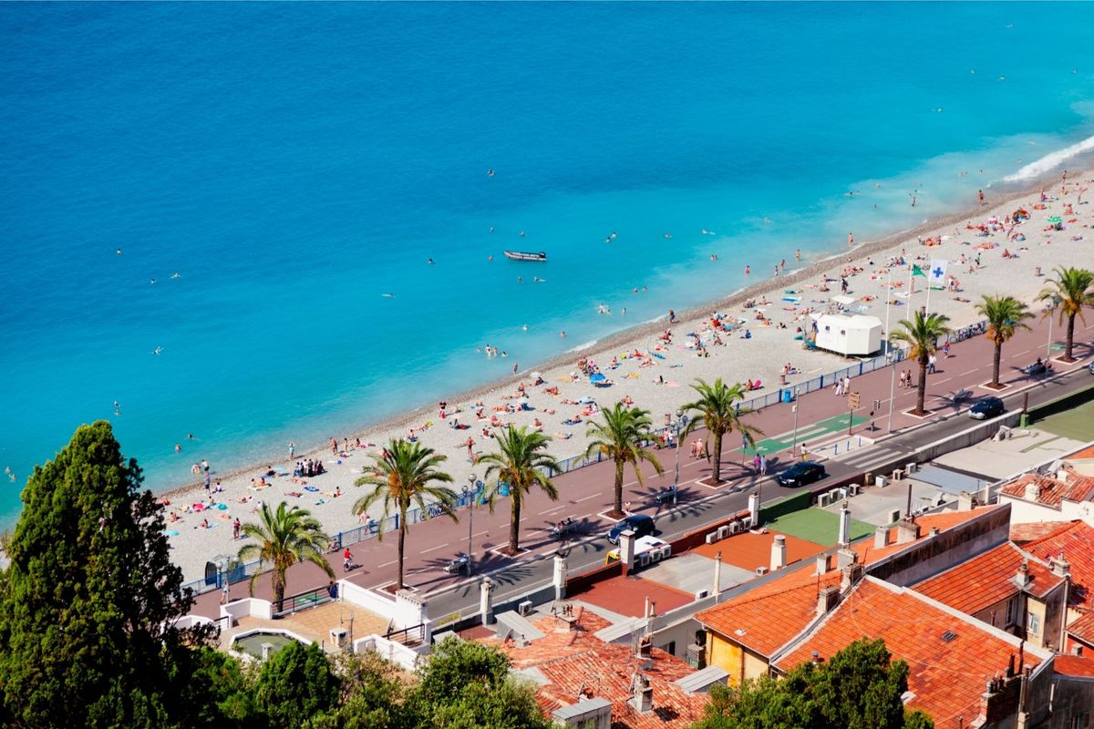 Udsigt over stranden og Promenade des Anglais i Nice på Den Franske Riviera