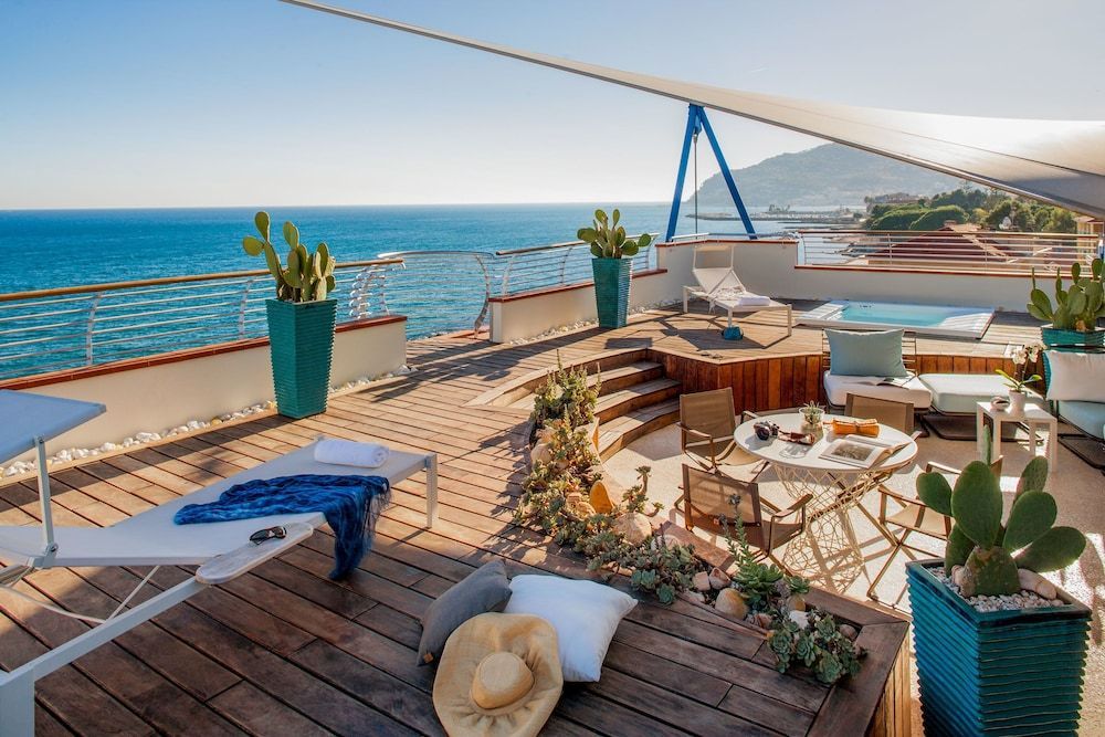 Nyd udsigten over havet fra terrassen på Grand Hotel Diana Majestic i Ligurien.